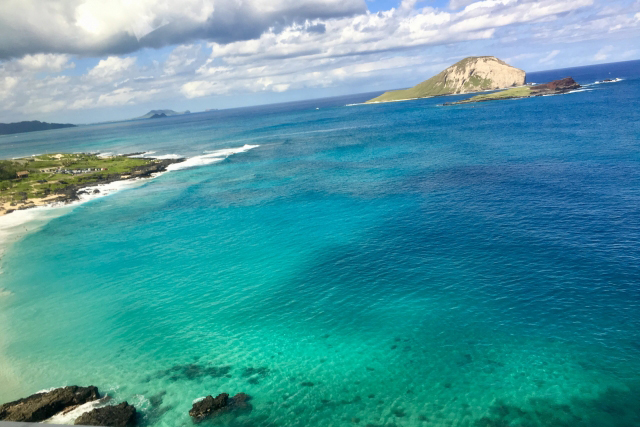 ハワイの青い海